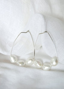 the HOOP earrings - oval 3 PEARL hoop